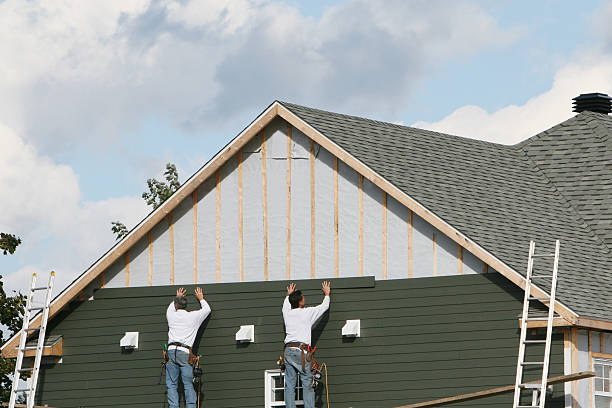Professional Vinyl Siding technician working in Highland Park, IL